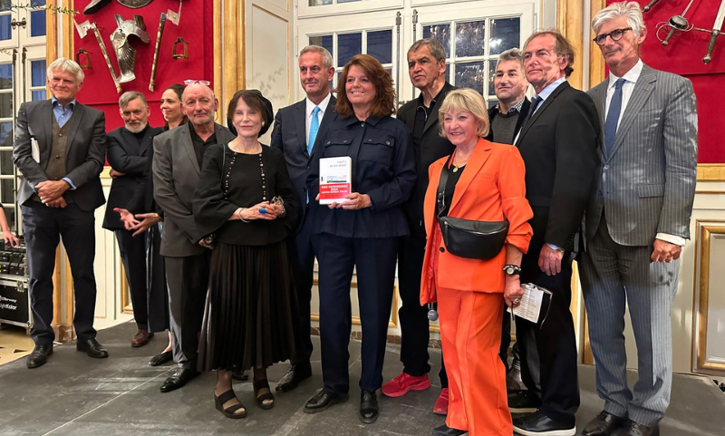 Maylis de Kerangal, lauréat du Prix Patrimoines Louvre Banque Privée 2024, entourée des membres du jury.